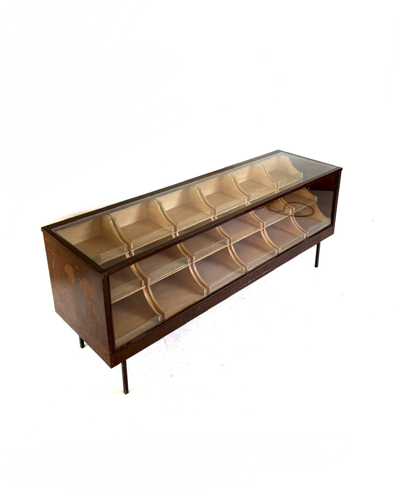 Vintage eikenhouten winkelvitrine/toonbank, Duitsland ‘50, Eikenhout, Vintage retro buisframe design rotan webbing papercord deens