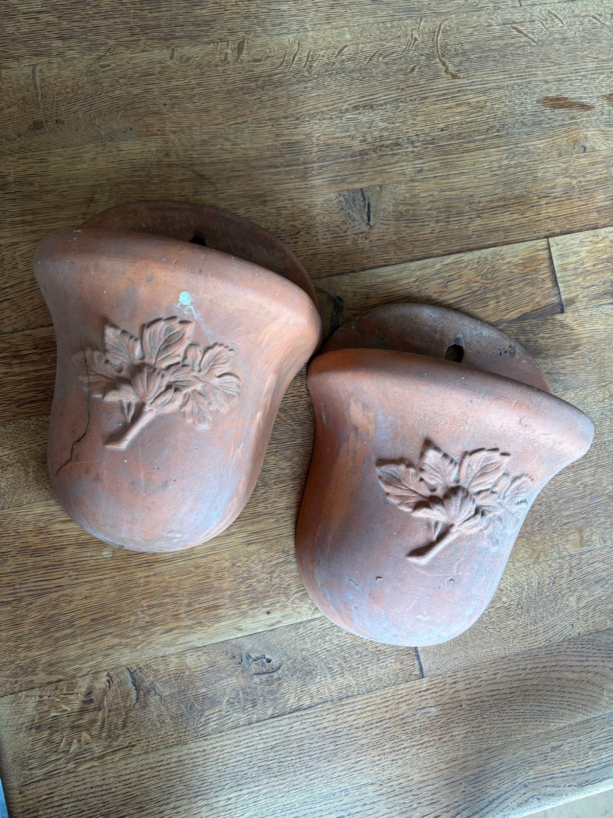 Set van 2 terracotta wandbloempotten met bladmotief, Gebruikt, Binnen, Ophalen of Verzenden, Overige vormen