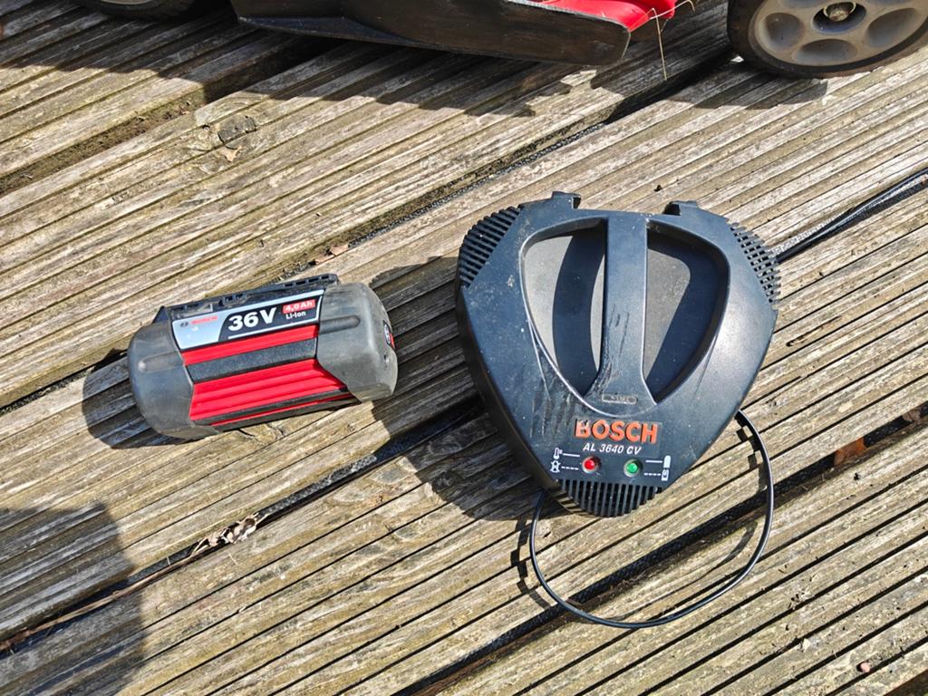 Bosch 36V 4,0 Ah accu incl lader, Tuin en Terras, Grasmaaiers, Ophalen of Verzenden, Zo goed als nieuw, Bosch