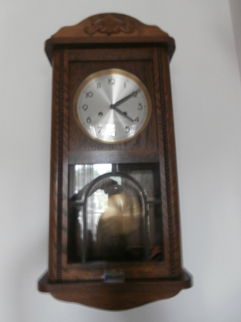 Klok muurklok retro antiek eiken wandklok met slingeruurwerk, Huis en Inrichting, Woonaccessoires | Klokken, Met slagwerk, Analoog