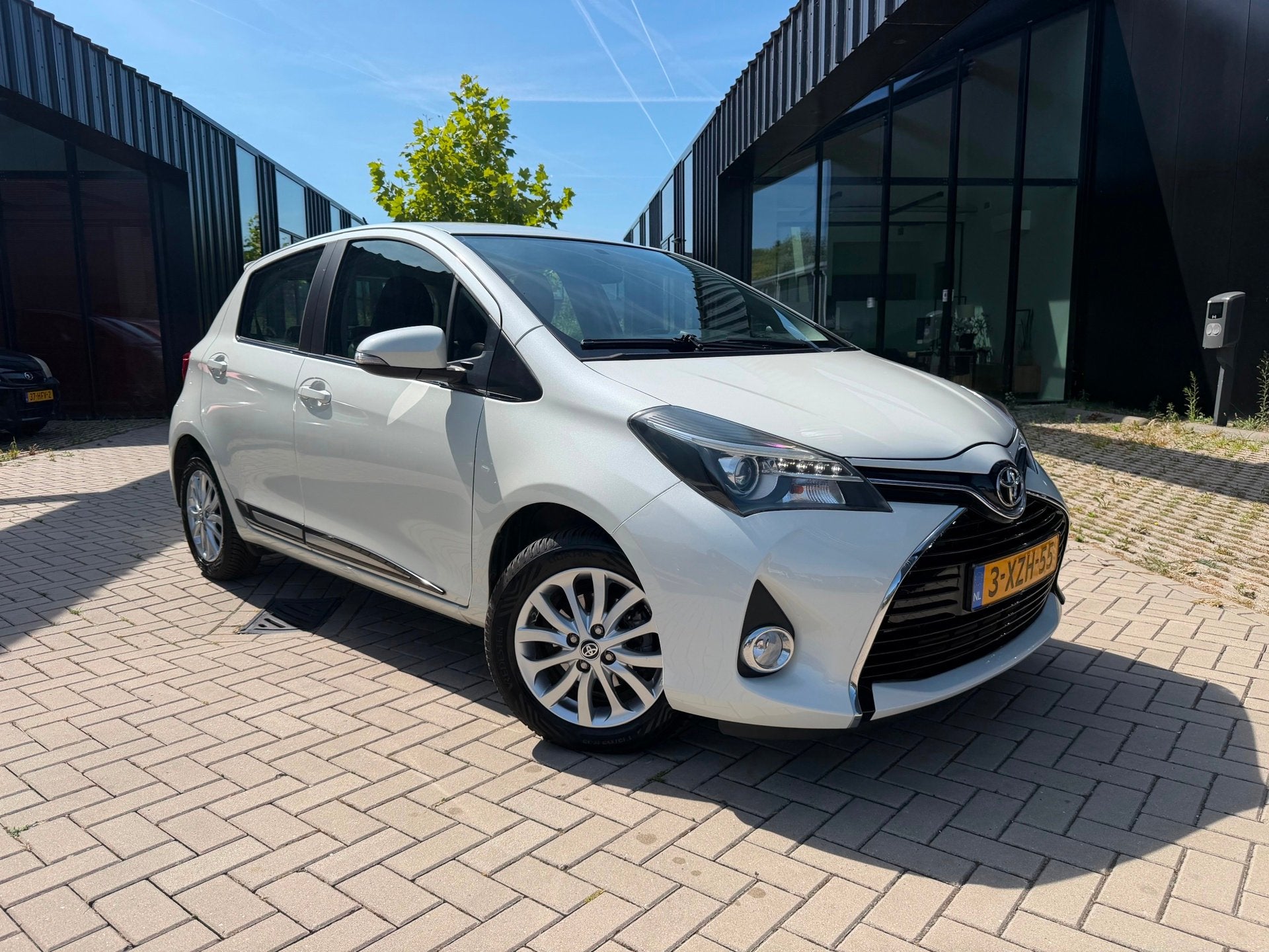 Toyota Yaris 1.3 VVT-i Lounge Clima Cruise Camera Weinig KMs, Auto's, Toyota, Euro 5, Stof, Zwart, 4 cilinders