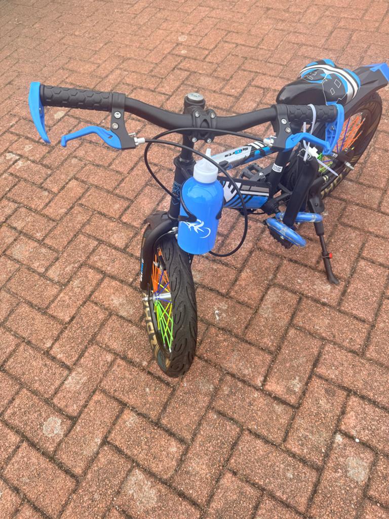 Stoere kinderfiets - Blauw/Zwart met kleurrijke spaken, Fietsen en Brommers, Fietsen | Kinderfietsjes, Ophalen, Zijwieltjes, 16 tot 20 inch