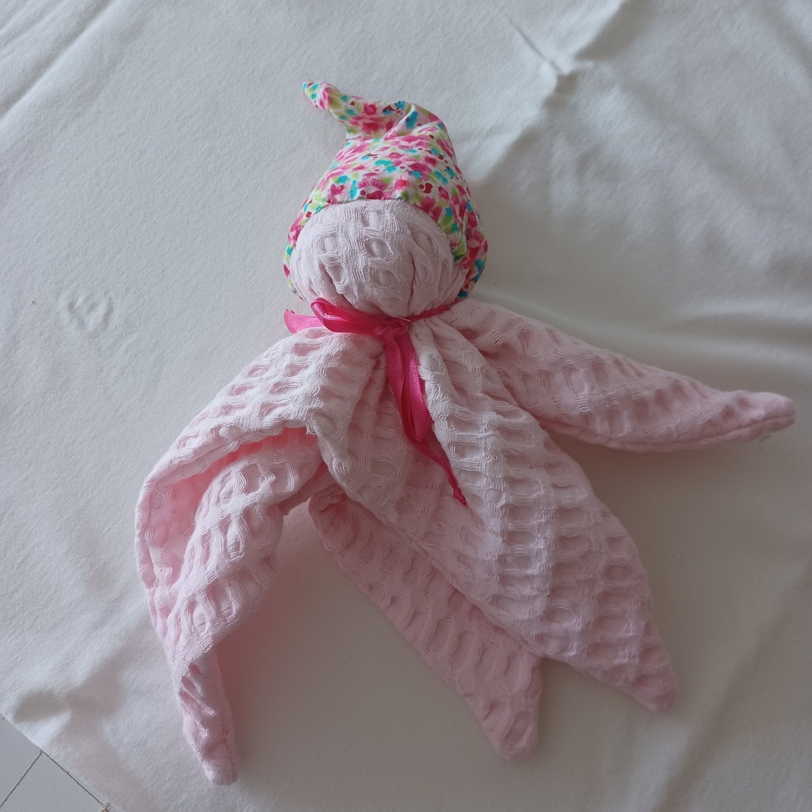 Roze knuffeldoekje/popje met bloemenmuts, Handgemaakt, Nieuw, Ophalen of Verzenden, Roze