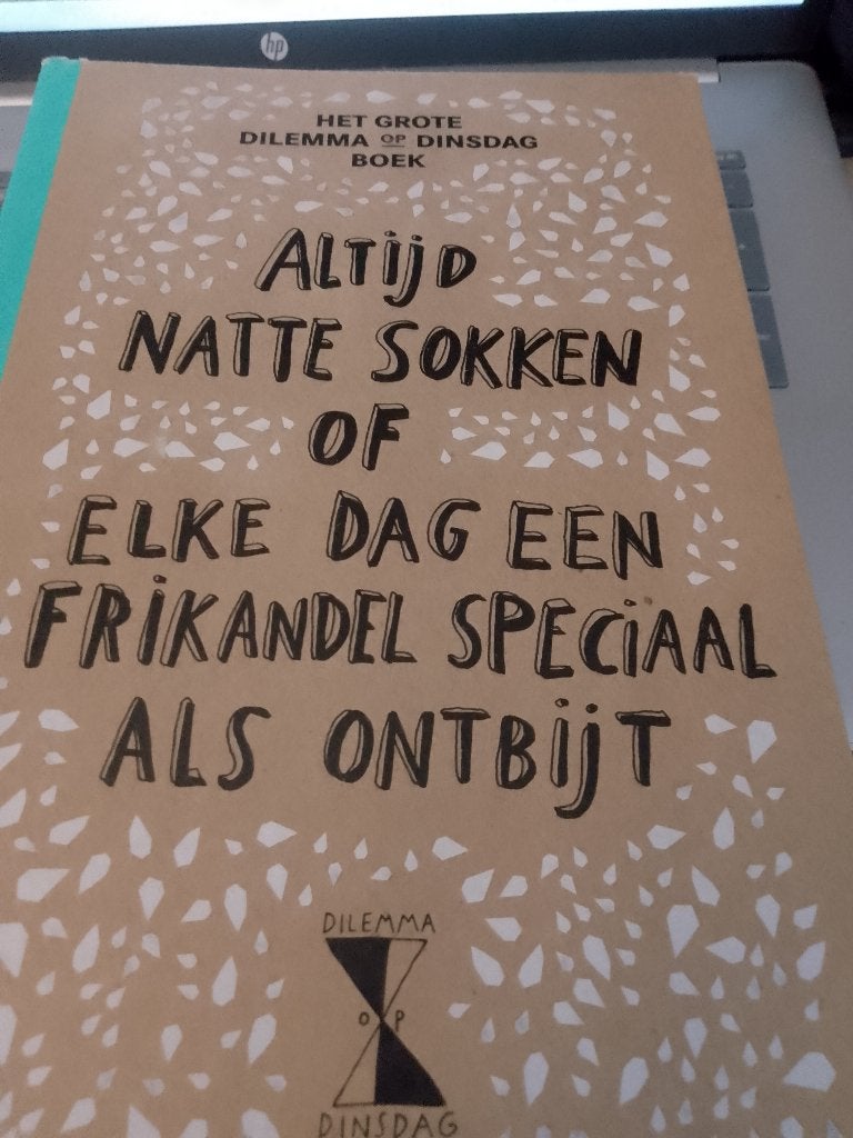 boek  het grote dilemma op dinsdag boek, Ophalen of Verzenden, Zo goed als nieuw