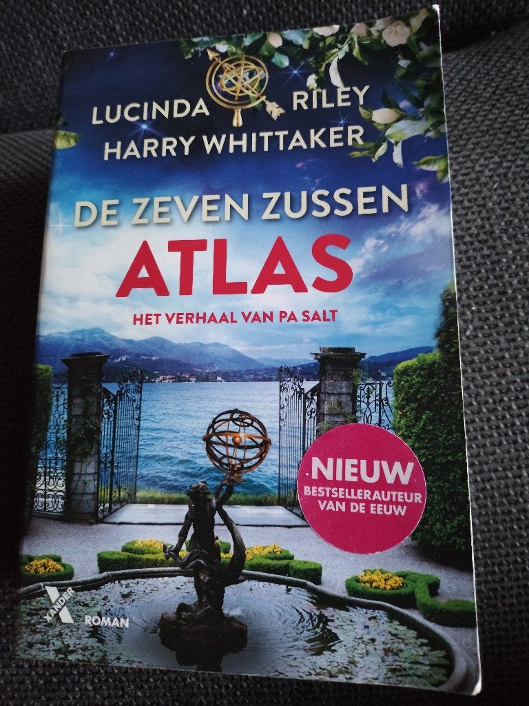 Lucinda Riley Atlas van de Zeven Zussen in nette staat, Boeken, Romans, Ophalen of Verzenden, Zo goed als nieuw, Lucinda Riley