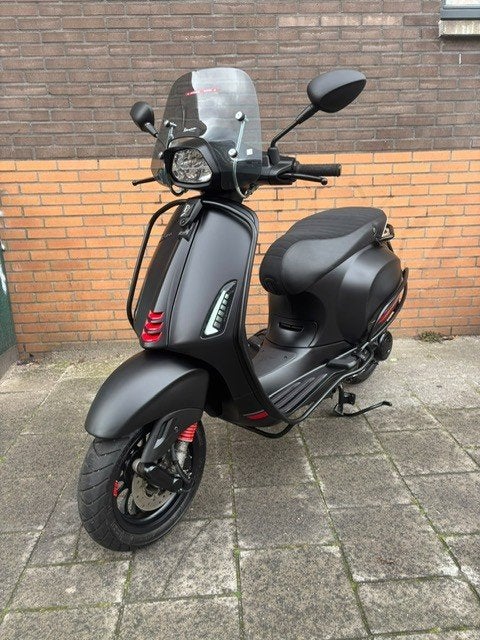 Vespa Sprint 45km matzwart 2023 eerste eigenaar Full Optie, Fietsen en Brommers, Overige modellen, Maximaal 45 km/u, Zo goed als nieuw