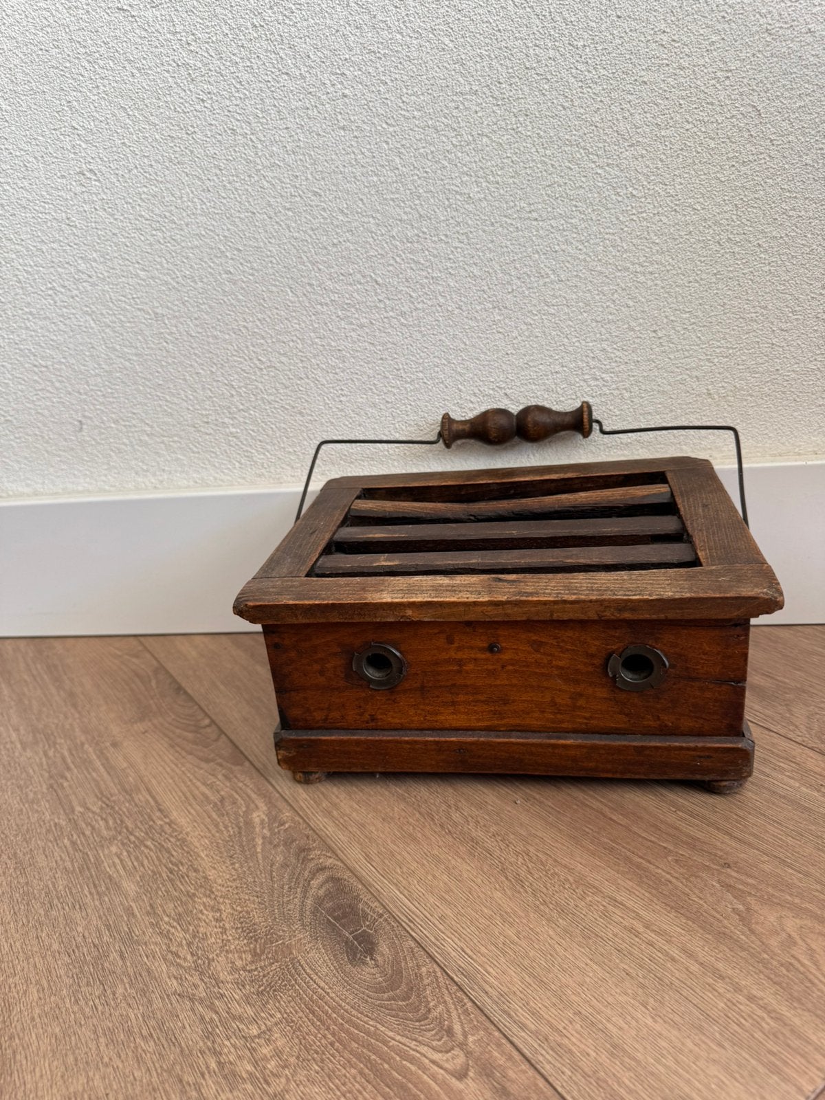 antieke houten voetenstoof, Ophalen