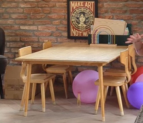 Schilte schooltafel met vier bijpassende stoeltjes, Kinderen en Baby's, Kinderkamer | Tafels en Stoelen, Ophalen