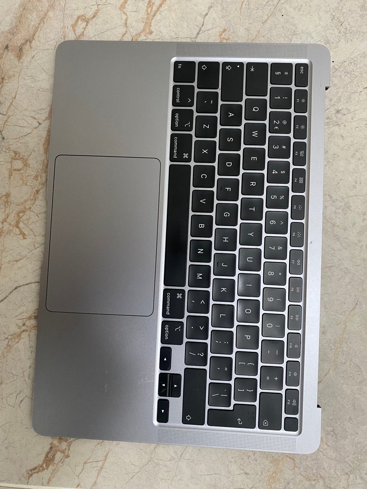 Foto 2 van macbook 2020 original battery+toetsenbord+trackpad+USB-C