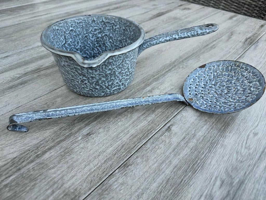 Oude grijs gewolkte emaille steelpan en schuimspaan,, Ophalen of Verzenden
