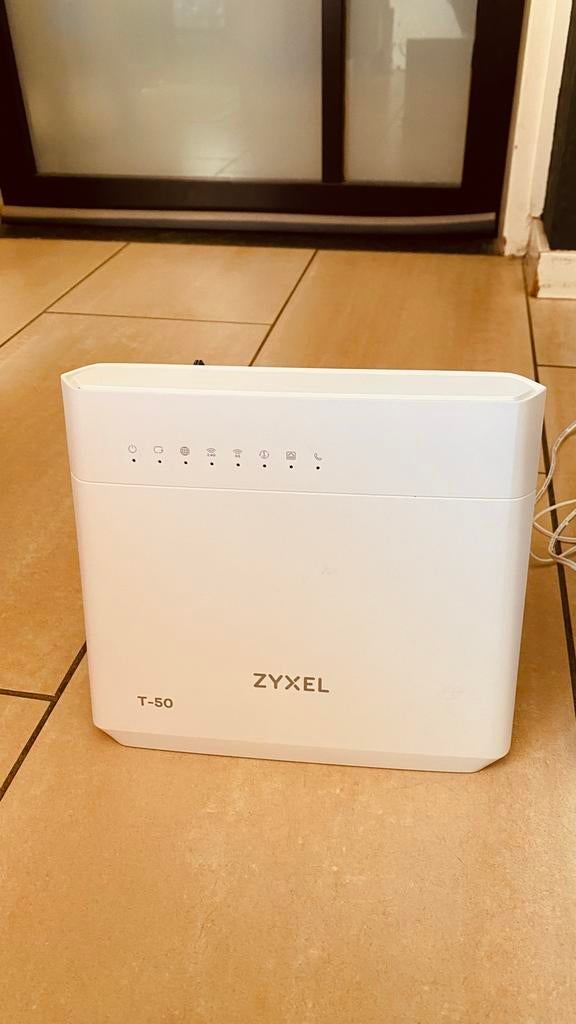 Zyxel T-50 Router met Modem - Zo goed als nieuw, Ophalen of Verzenden, Zo goed als nieuw, Router met modem