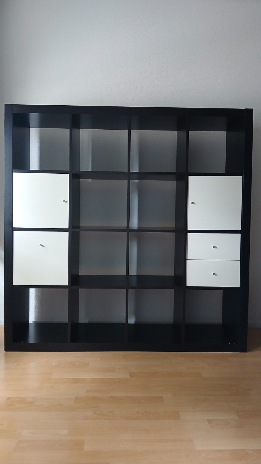 IKEA Kallax kast zwart bruin met witte lades & deurtjes, Huis en Inrichting, Kasten | Wandmeubels, Ophalen, 150 tot 200 cm, Zo goed als nieuw