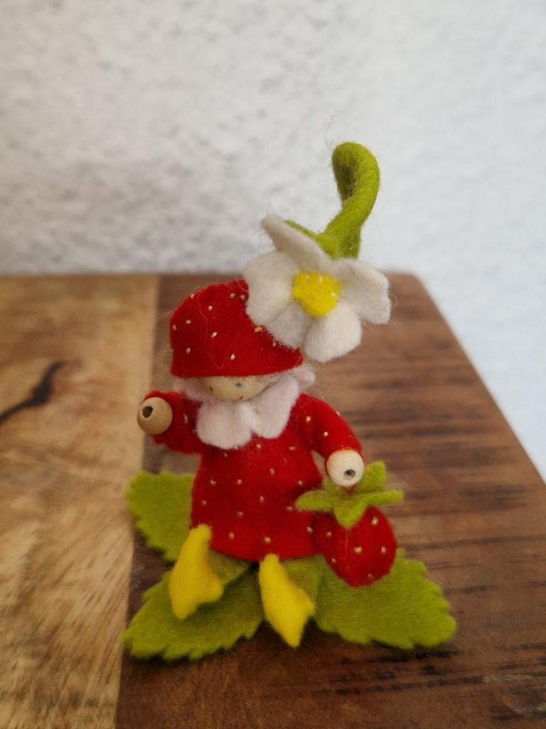 Voor de seizoenstafel,  klein aardbeienkindje, wolvilt, Ophalen of Verzenden, Zo goed als nieuw, Figuurtje(s), Wolvilt