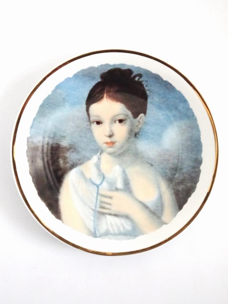 Vintage 60s porselein wandbord bord meisje duif vogel goud, Verzenden
