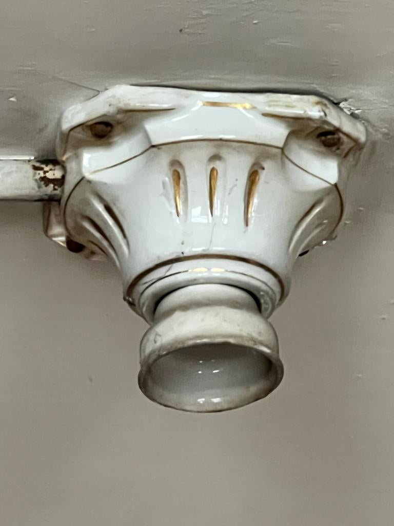 Antieke porseleinen plafondlamp fitting met gouden details, Antiek en Kunst, Ophalen of Verzenden