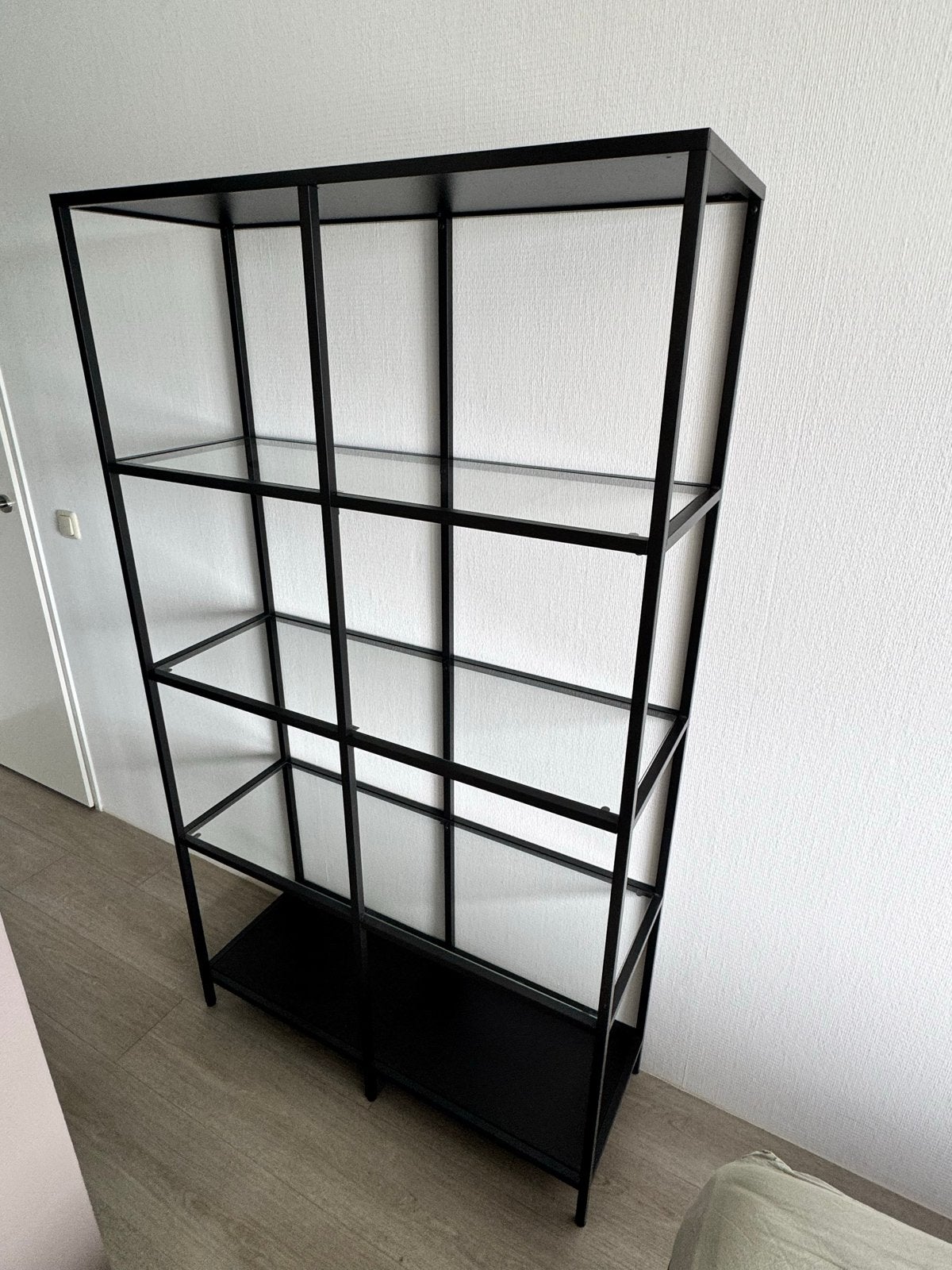IKEA VITTSJÖ Stellingkast, zwartbruin/glas, 100x175 cm, Ophalen, Zo goed als nieuw