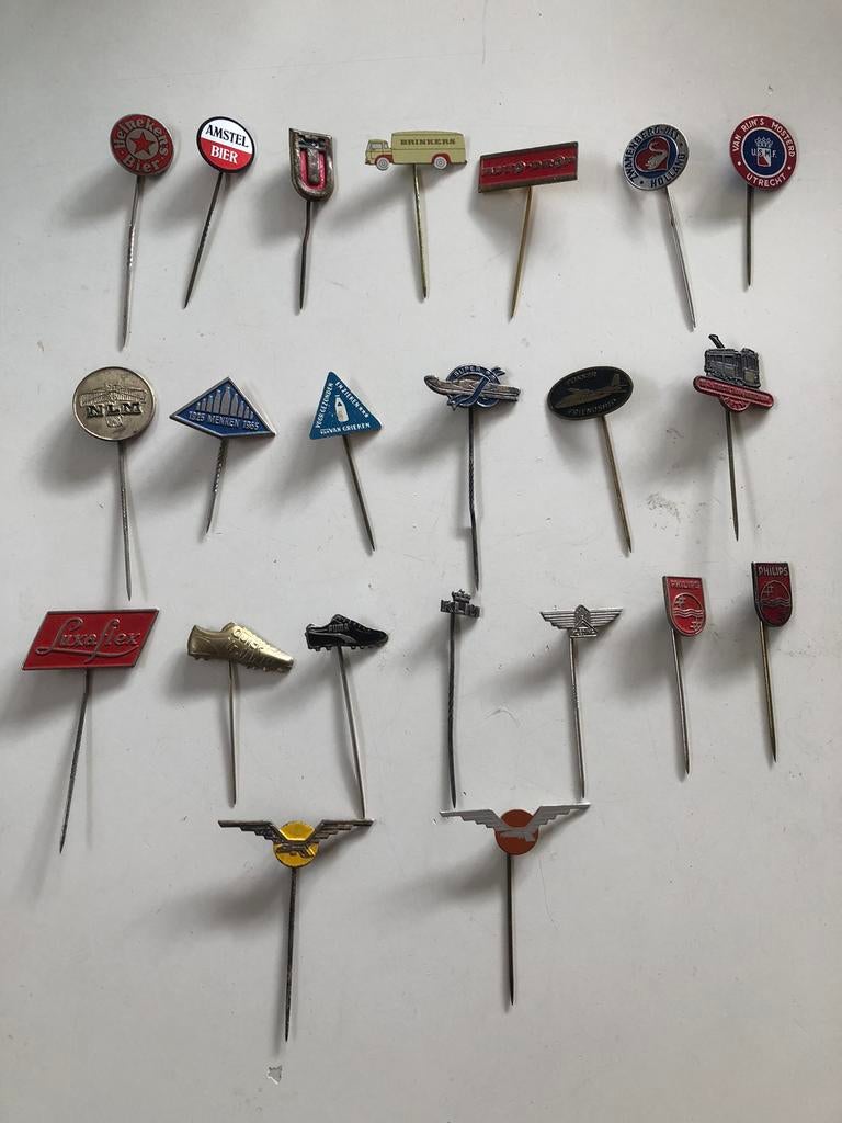 Serie 8: speldjes van o.a. Philips NLM Fokker Heineken Puma, Ophalen of Verzenden, Gebruikt, Overige onderwerpen, Speldje of Pin