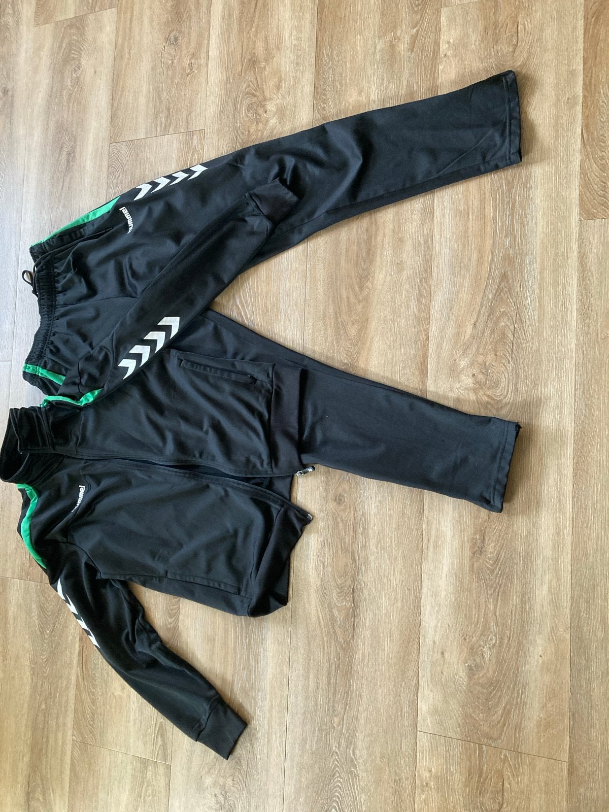 Hummel trainingspak zwart/groen - Maat S, Kleding | Heren, Zwart, Ophalen of Verzenden, Gedragen, Algemeen