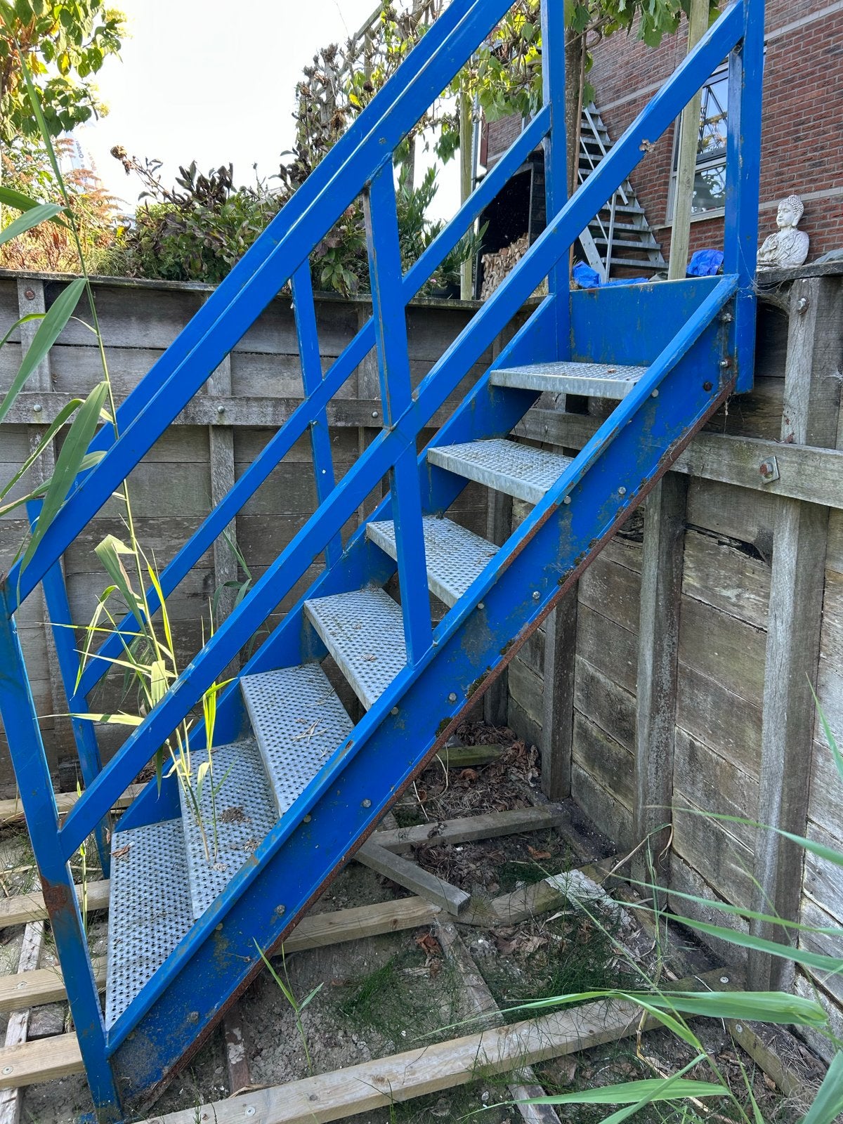 Stevige blauwe metalen trap met leuning, Ophalen, Gebruikt, Trap, 2 tot 4 meter