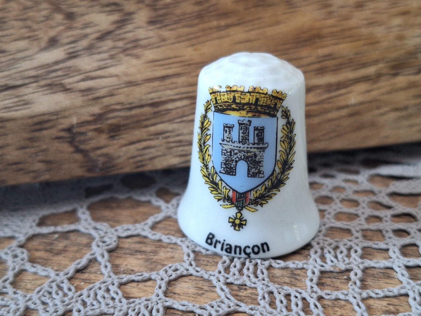 Vingerhoedje Briançon - Porselein, Ophalen of Verzenden, Gebruikt, Porselein, Buitenland