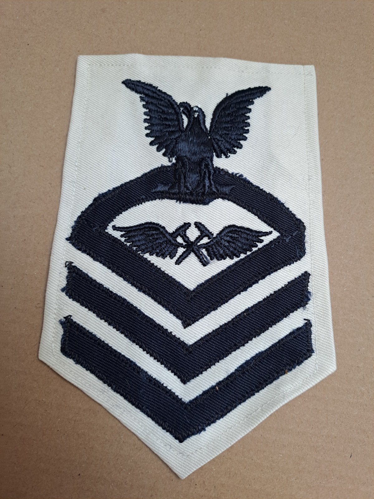 Vintage US Air Force Sergeant Embleem - Zeldzaam, Verzamelen, Amerika, Ophalen of Verzenden, Nvt, Marine