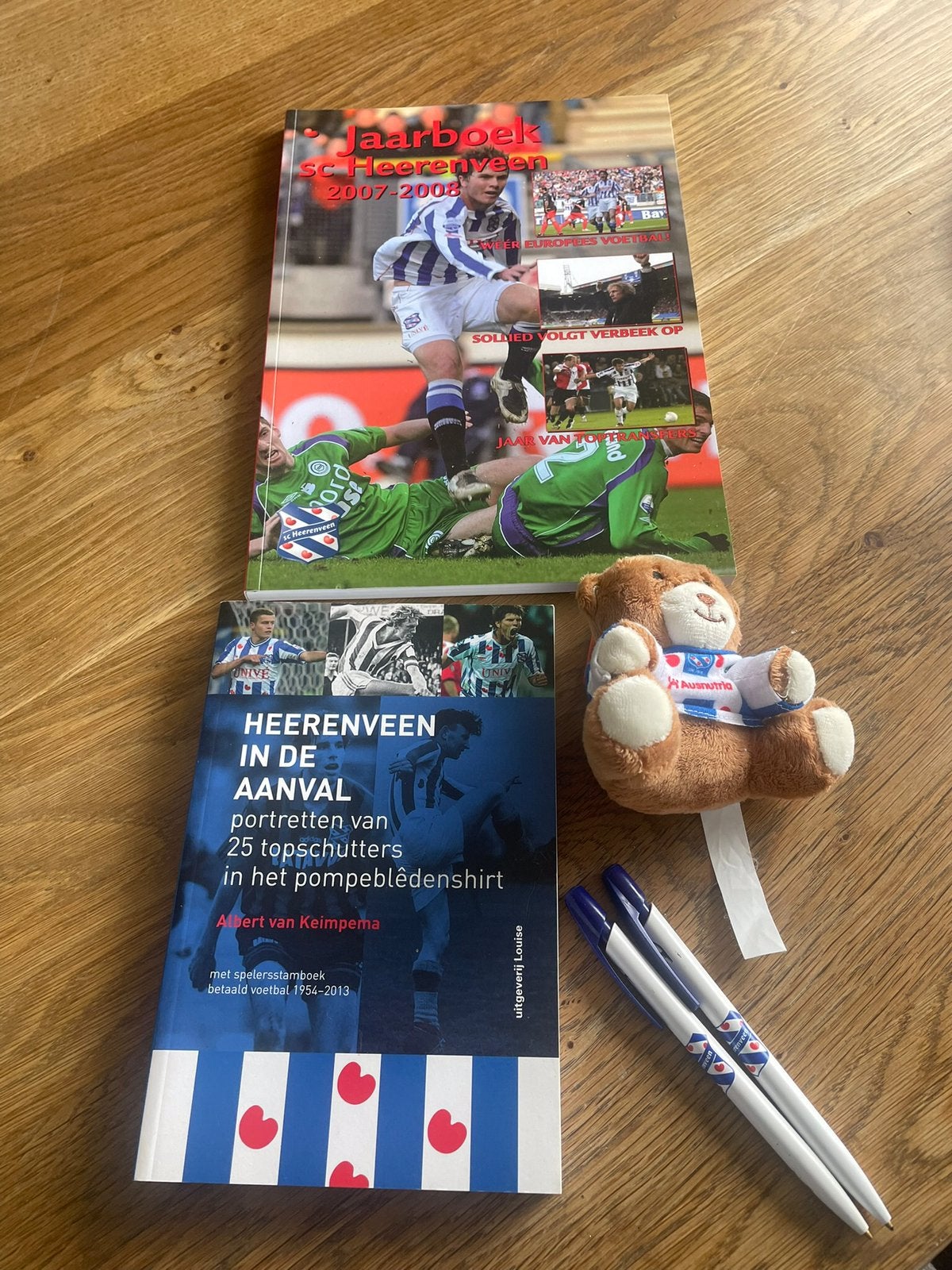Nog 4 "SC Heerenveen" Items /2 Boeken-2 pennen-Sleutelhanger, Verzamelen, Ophalen of Verzenden, Zo goed als nieuw, Overige binnenlandse clubs