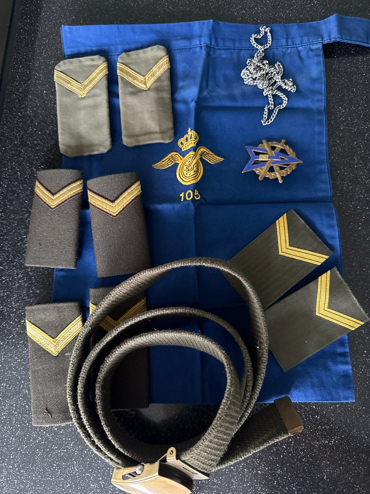 Militaire insignes, epauletten en riem - Diverse soorten, Ophalen, Landmacht, Overige gebieden, Embleem of Badge