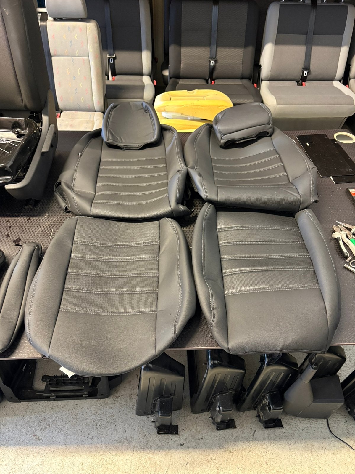 VW TRANSPORTER T5 T6 SET LEDEREN STOEL OVERTREKHOES HOES, Verzenden, Nieuw, Volkswagen