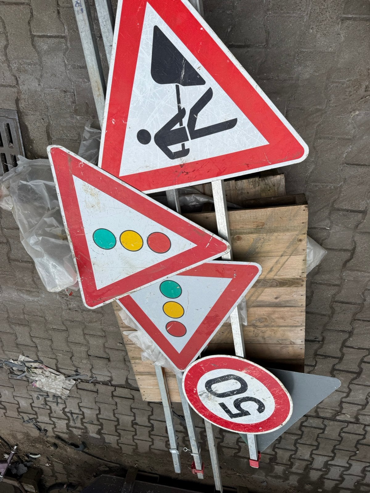 Verkeersborden met palen – wegwerkzaamheden/stoplicht/50 km, Verzamelen, Ophalen, Zo goed als nieuw
