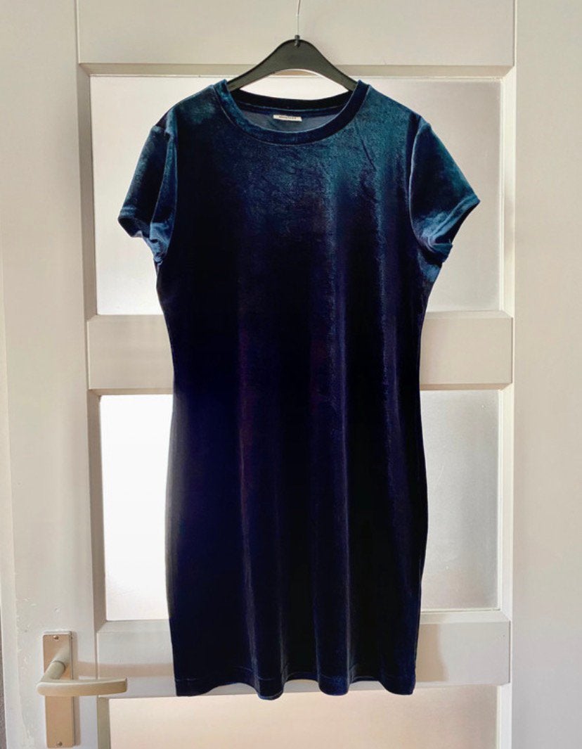 Mooie blauwe velvet jurk – MTWTFSS Weekday - maat M, Kleding | Dames, Maat 38/40 (M), Blauw, Ophalen of Verzenden, Zo goed als nieuw