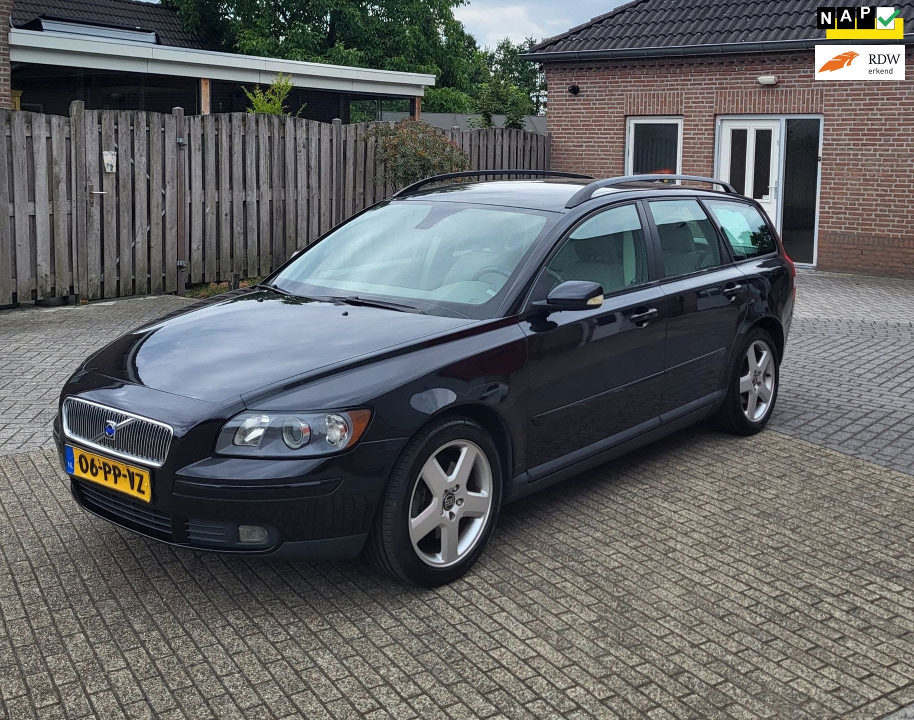 Volvo V50 2.4 Momentum, Clima, CruisC, Trekhaak, BT/Parrot!, Auto's, Volvo, Gebruikt, 700 kg, Leder en Stof, Zwart