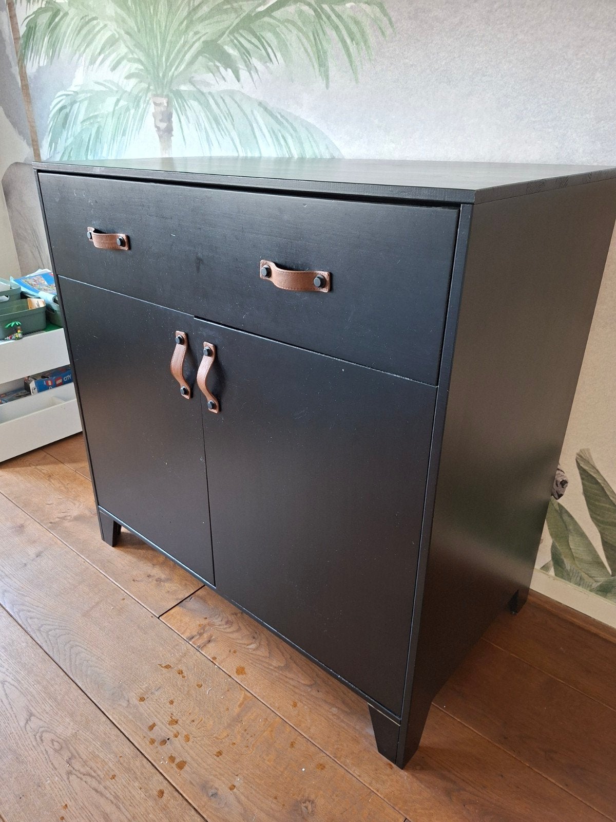 Commodekast Dian Woood - Grenen Zwart met Leren Handgrepen, Ophalen, Gebruikt, 50 tot 70 cm, 75 tot 100 cm