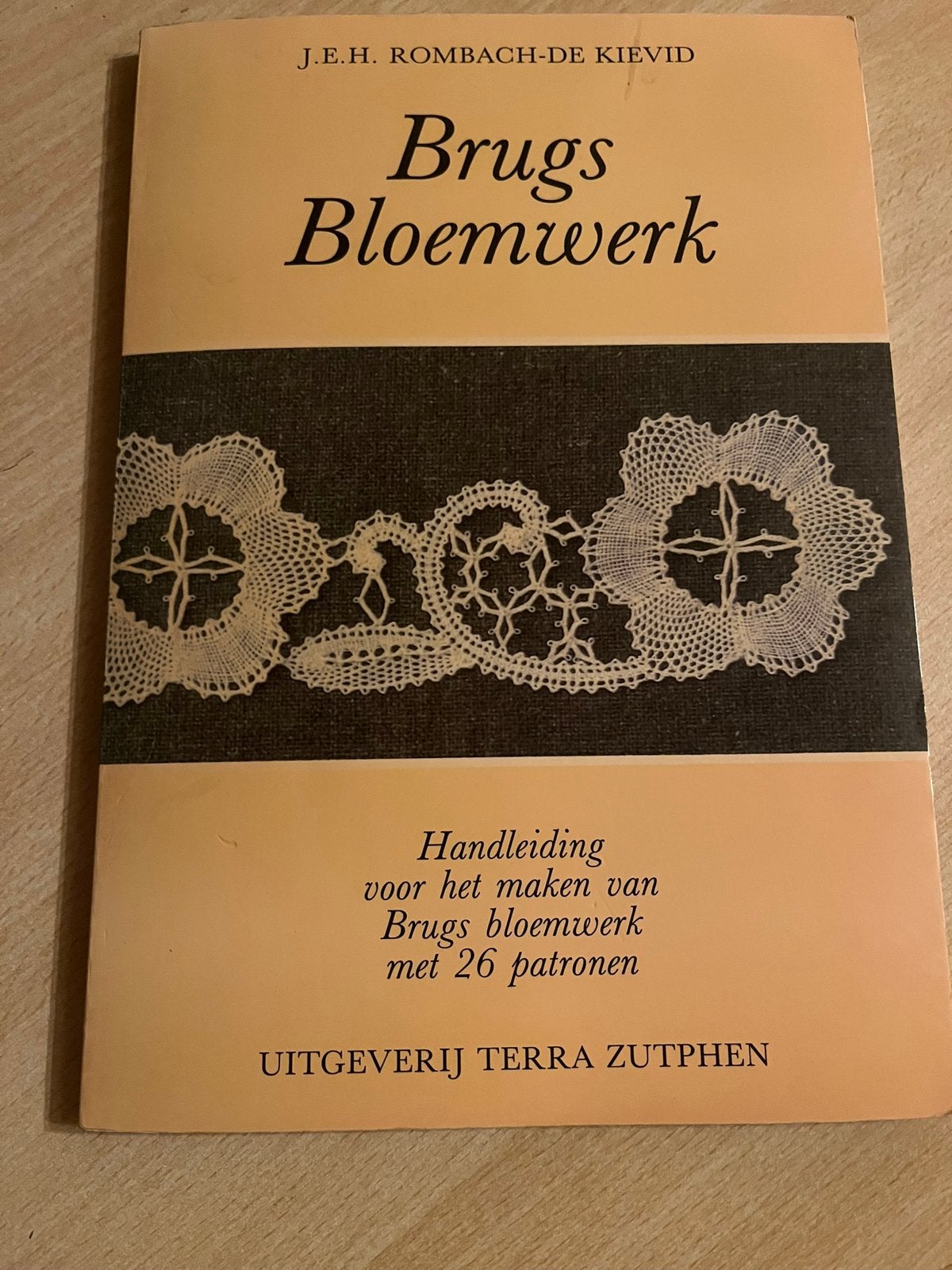 Brugs Bloemwerk, J.E.H. Rombach-de Kievid, Ophalen of Verzenden, Zo goed als nieuw
