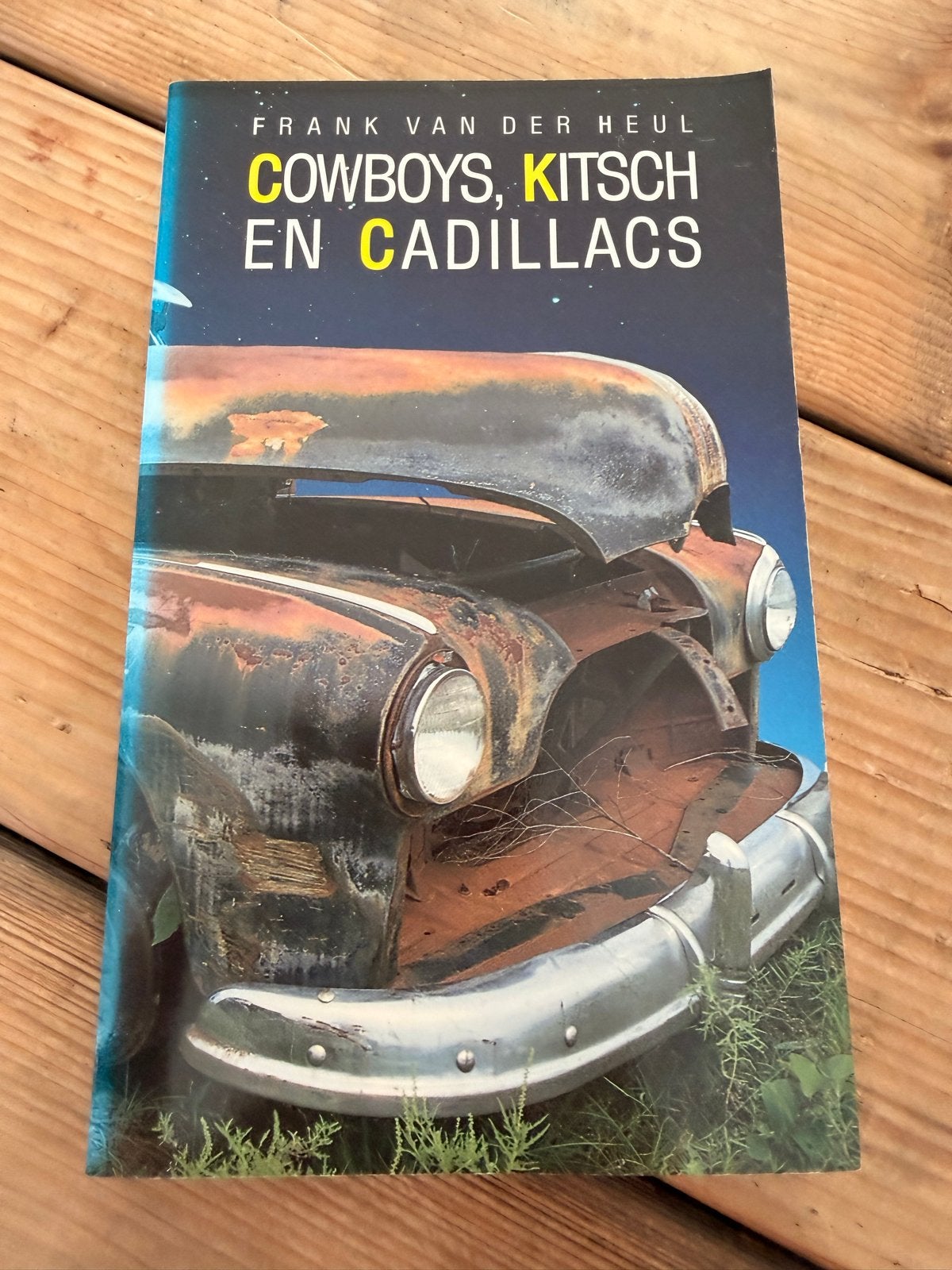 Cowboys, Kitsch en Cadillacs - Frank van der Heul, Ophalen of Verzenden, Gelezen