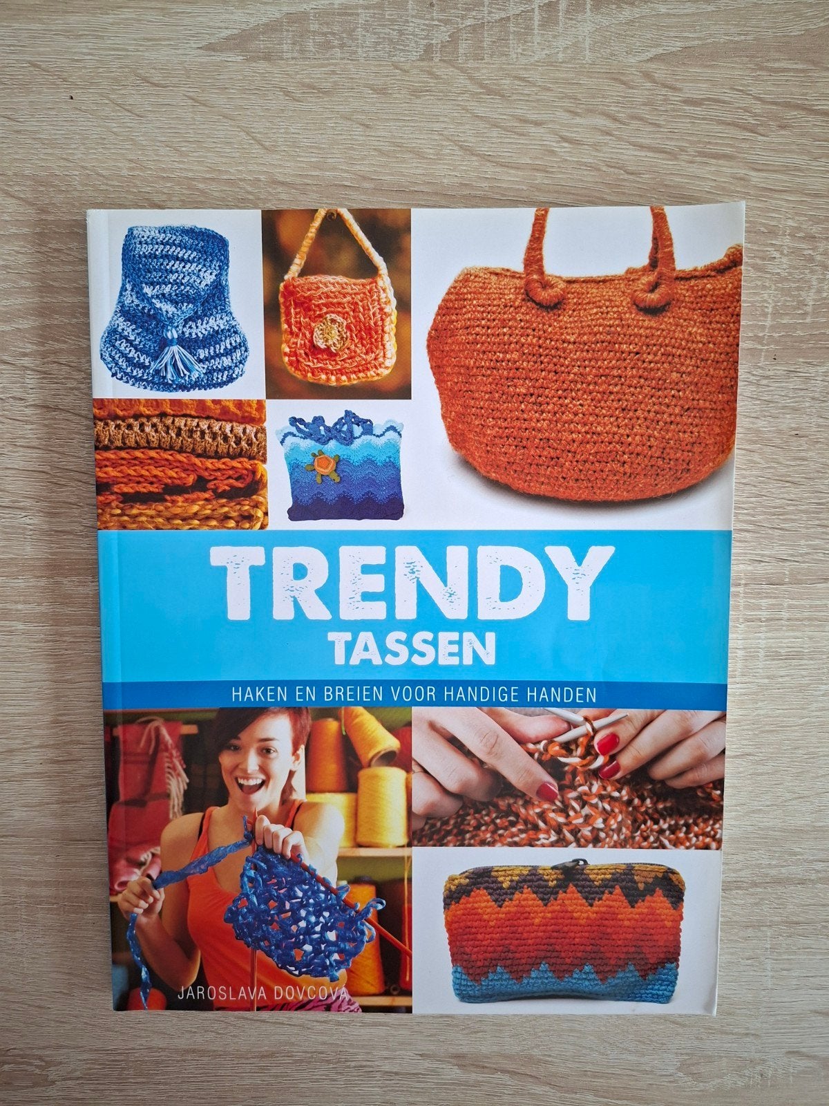 Trendy Tassen: Haken en Breien voor Handige Handen, Ophalen of Verzenden, Zo goed als nieuw, Breien en Haken, Jaroslava Dovcova