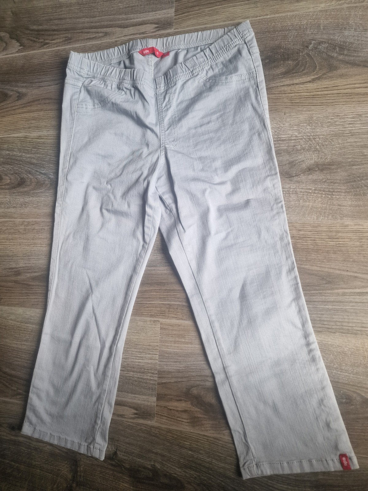 Nieuw: EDC Capri Broek Maat 42 Grijs, Maat 42/44 (L), Nieuw, Ophalen of Verzenden, Driekwart