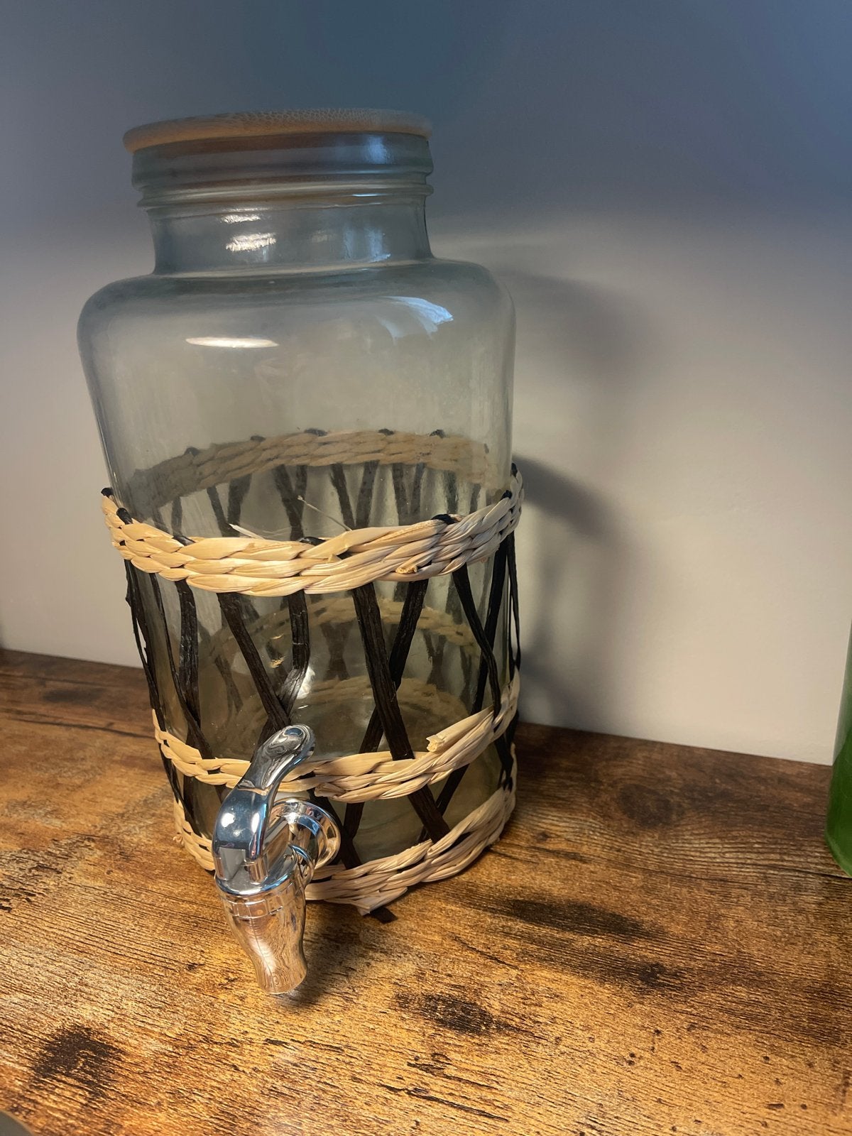 Glazen drankdispenser met rieten omhulsel, Ophalen, Gebruikt, Meerkleurig, Landelijk