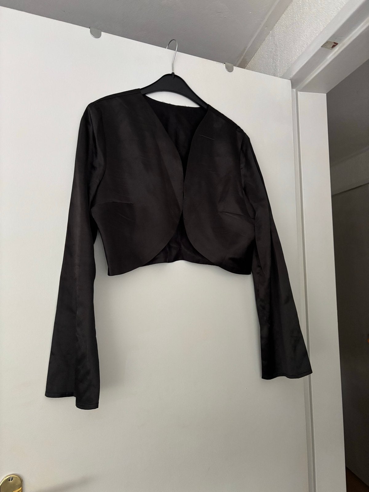 Zwart satijnen bolero met wijde mouwen, Kleding | Dames, Maat 38/40 (M), Zwart, Ophalen of Verzenden, Zo goed als nieuw