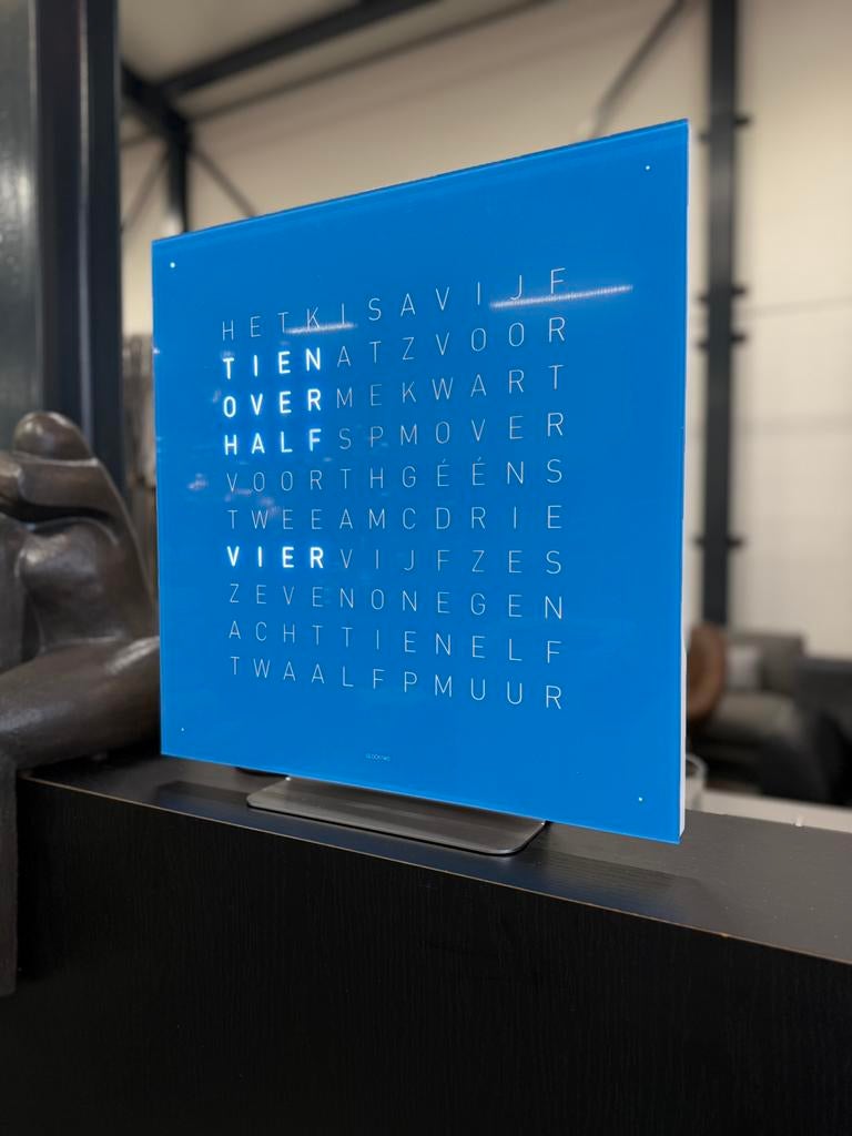 Nieuw Qlocktwo Earth Woordklok design klok Blauw 45x45, Nieuw, Ophalen of Verzenden, Qlocktwo