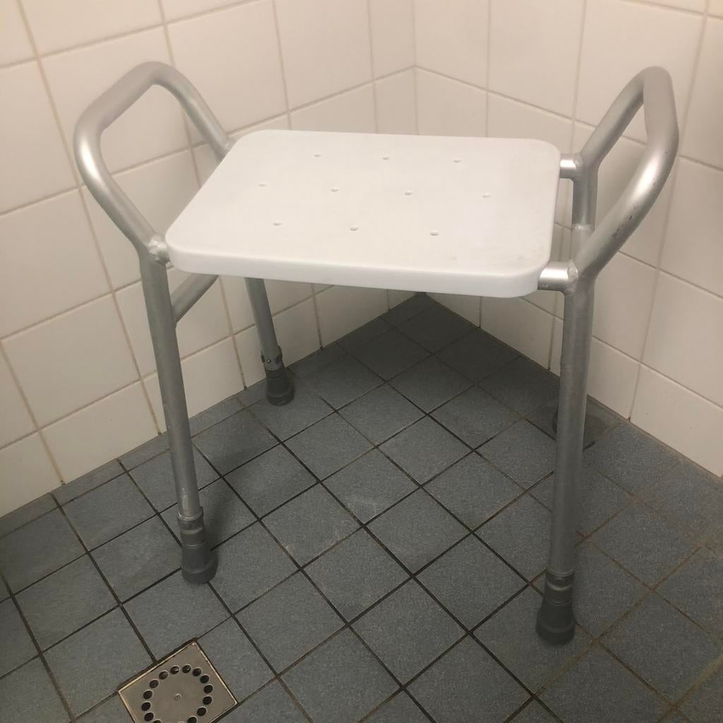 Zit/douche krukje met in hoogte verstelbare poten, Diversen, Verpleegmiddelen, Ophalen, Zo goed als nieuw