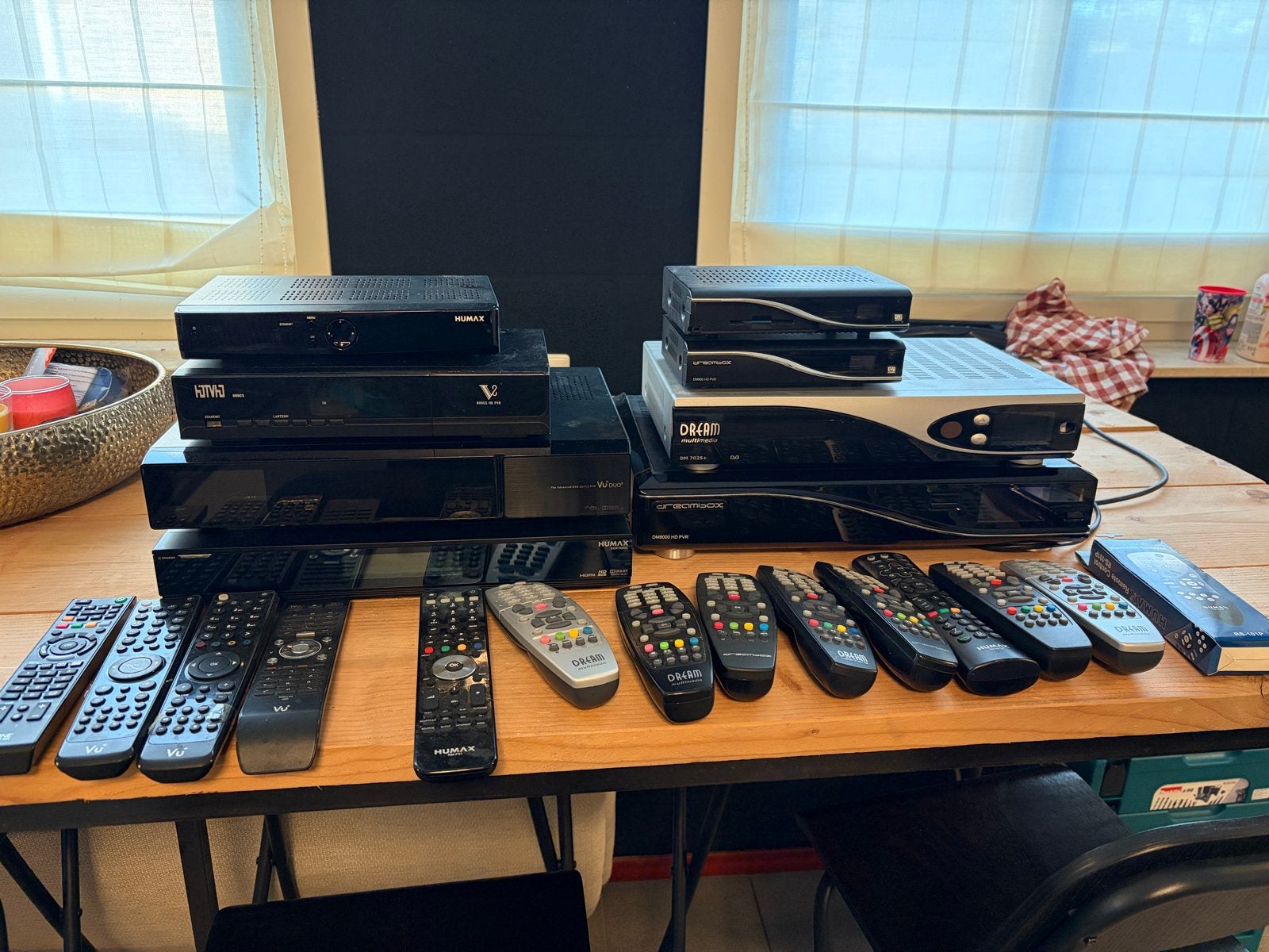 8 Dreamboxen en Humax ontvangers met 14 afstandsbedieningen, Ophalen, Gebruikt, Decoder