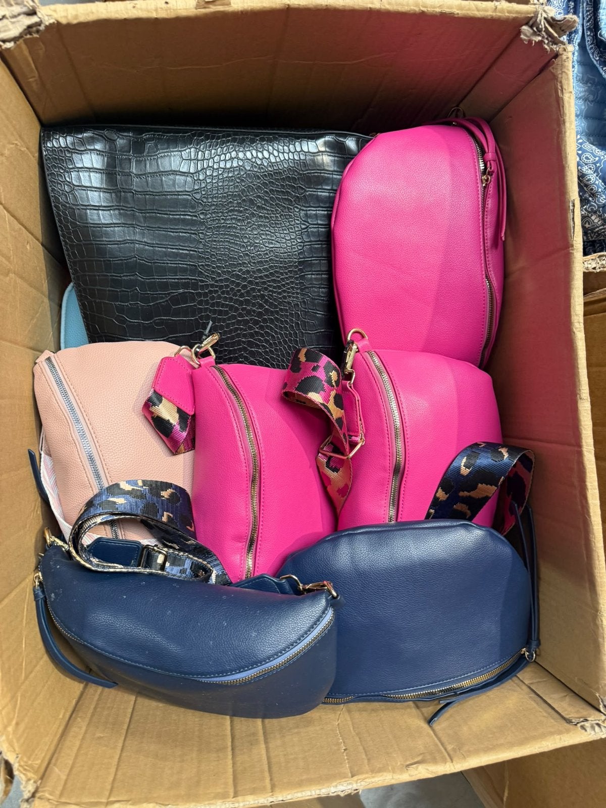 250 Diverse Tassen: Crossbody, Handtassen, Totes - Nieuw!, Ophalen, Nieuw, Overige kleuren, Overige typen