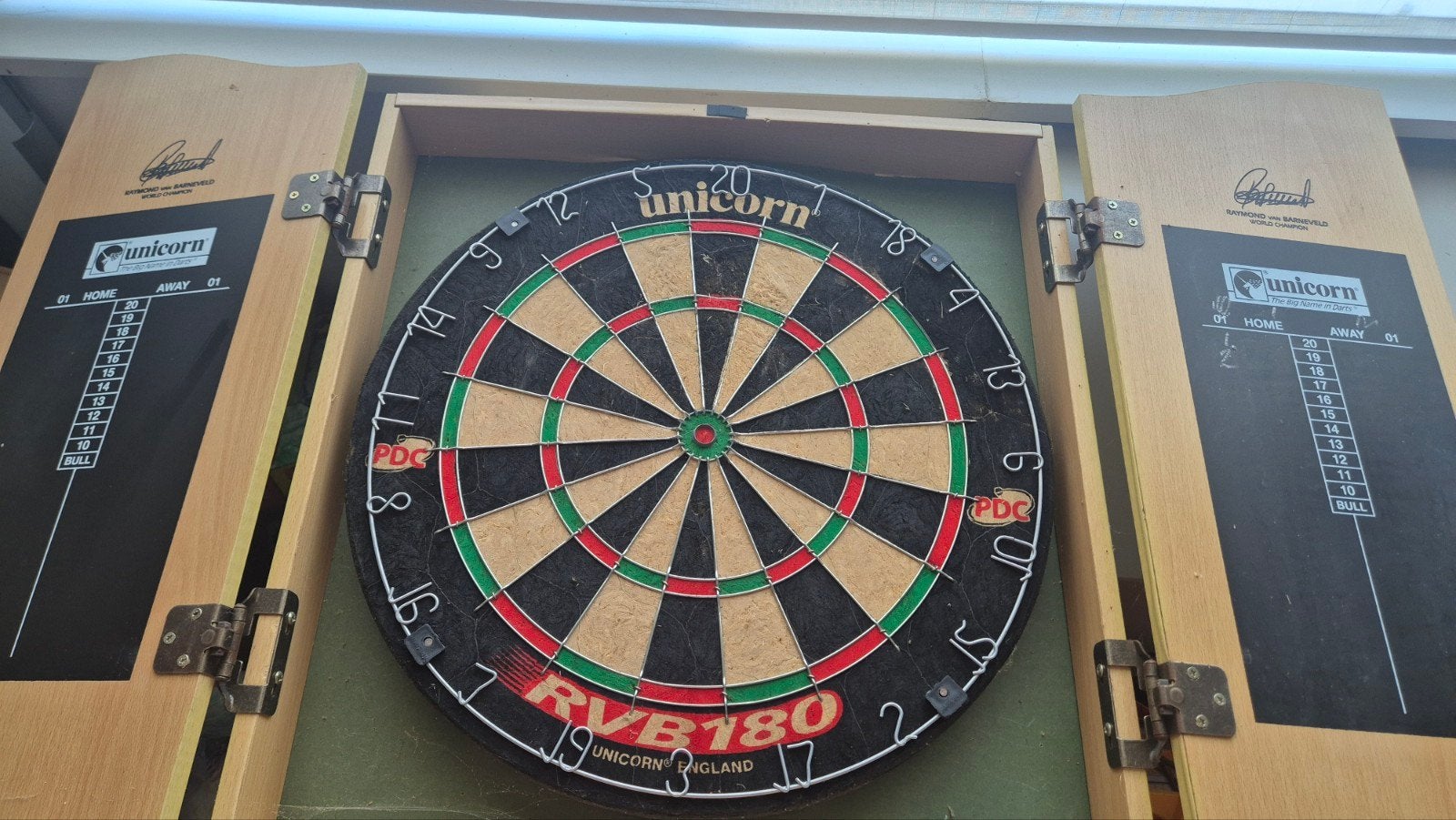 Unicorn Dartbord in Houten Kast - RVB 180, Sport en Fitness, Darts, Ophalen of Verzenden, Gebruikt, Dartbord