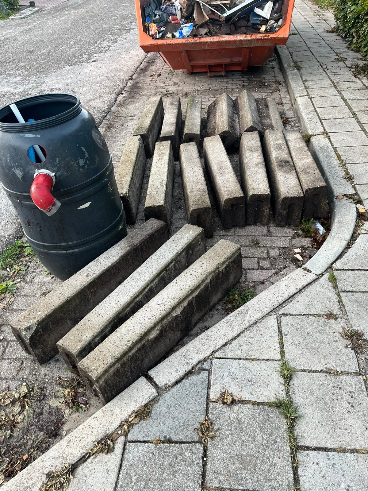 Trottoirbanden gratis afhalen, Tuin en Terras, Ophalen, Gebruikt, Beton, Terrastegels