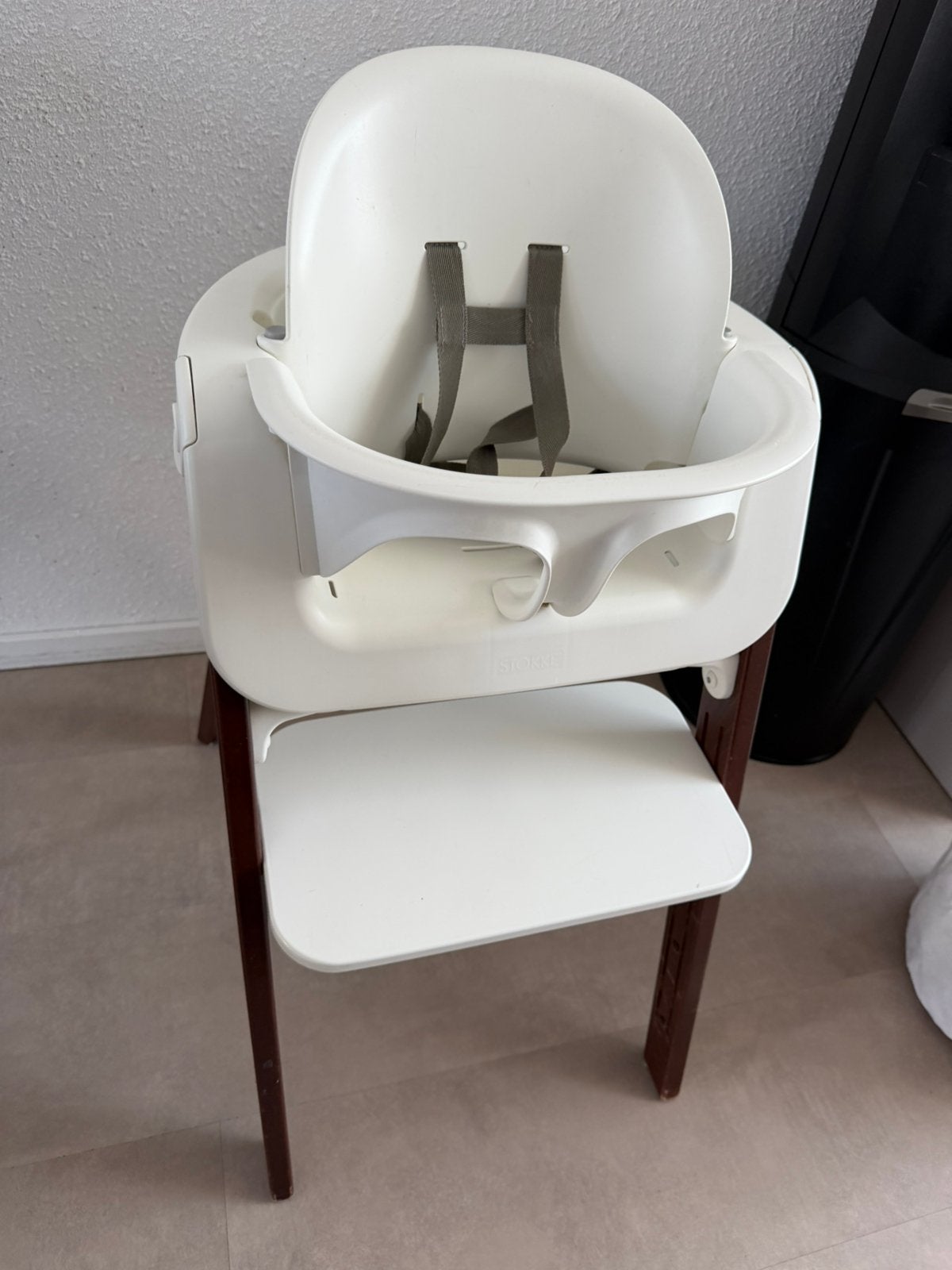 Stokke steps walnoot / wit, Ophalen, Zo goed als nieuw, Meegroeistoel