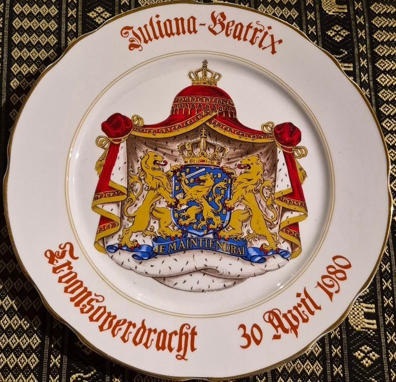 Juliana - Beatrix Troonsoverdracht wandbord porselein, Ophalen of Verzenden, Zo goed als nieuw, Nederland, Overige typen