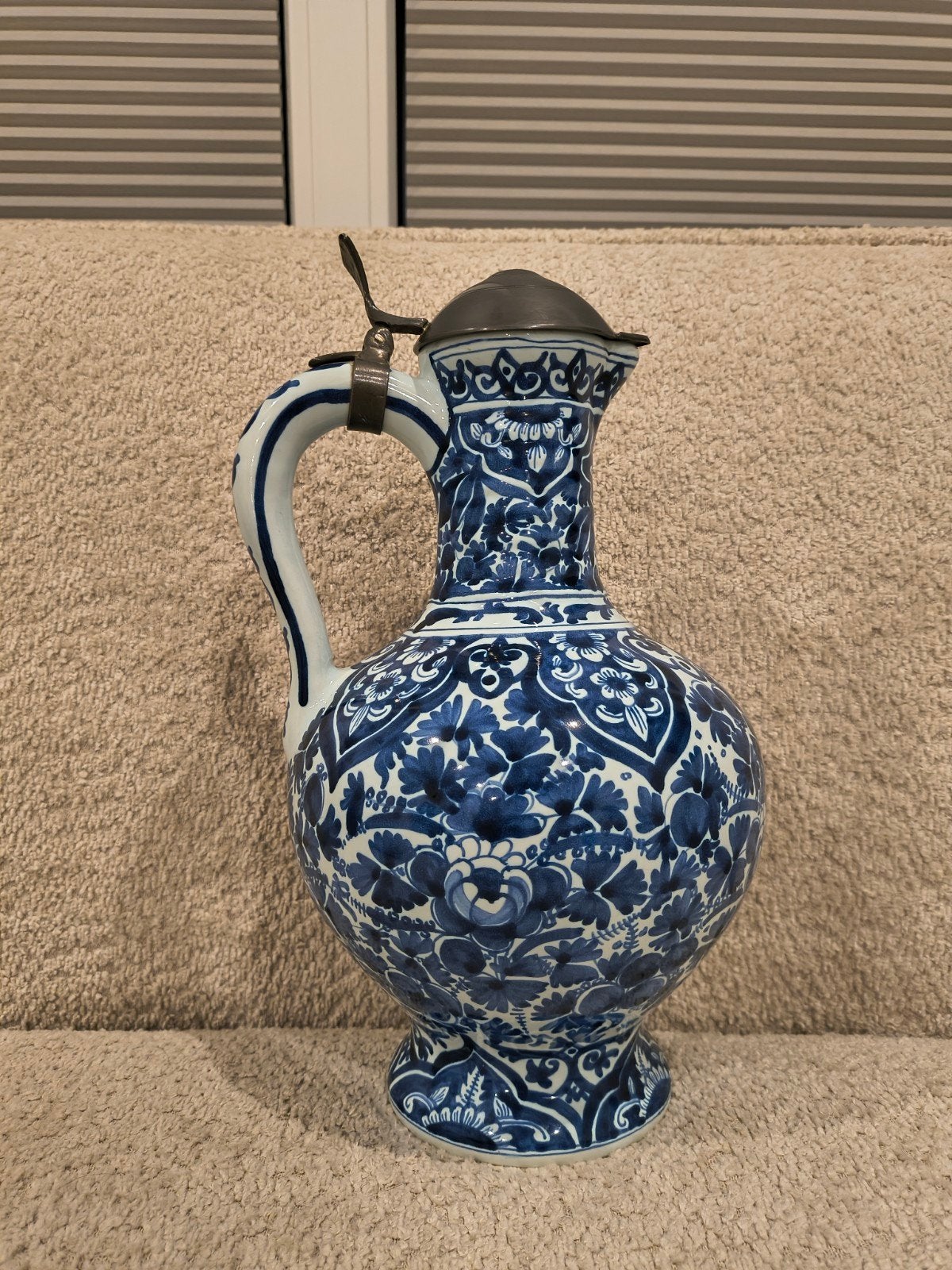 Vintage 'Oud Delft' Schenkkan met Tinnen Deksel – Handgeschi, Antiek en Kunst, Ophalen of Verzenden