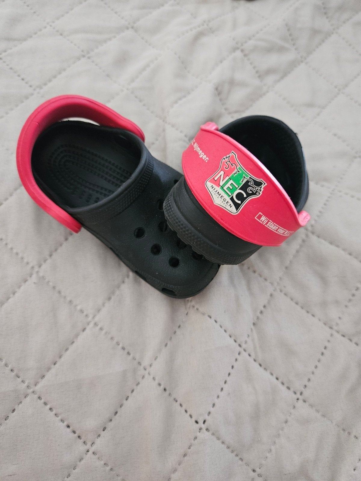 Crocs met NEC Nijmegen logo - Maat C4/5, Kinderen en Baby's, Gebruikt, Crocs, Jongen of Meisje, Schoenen