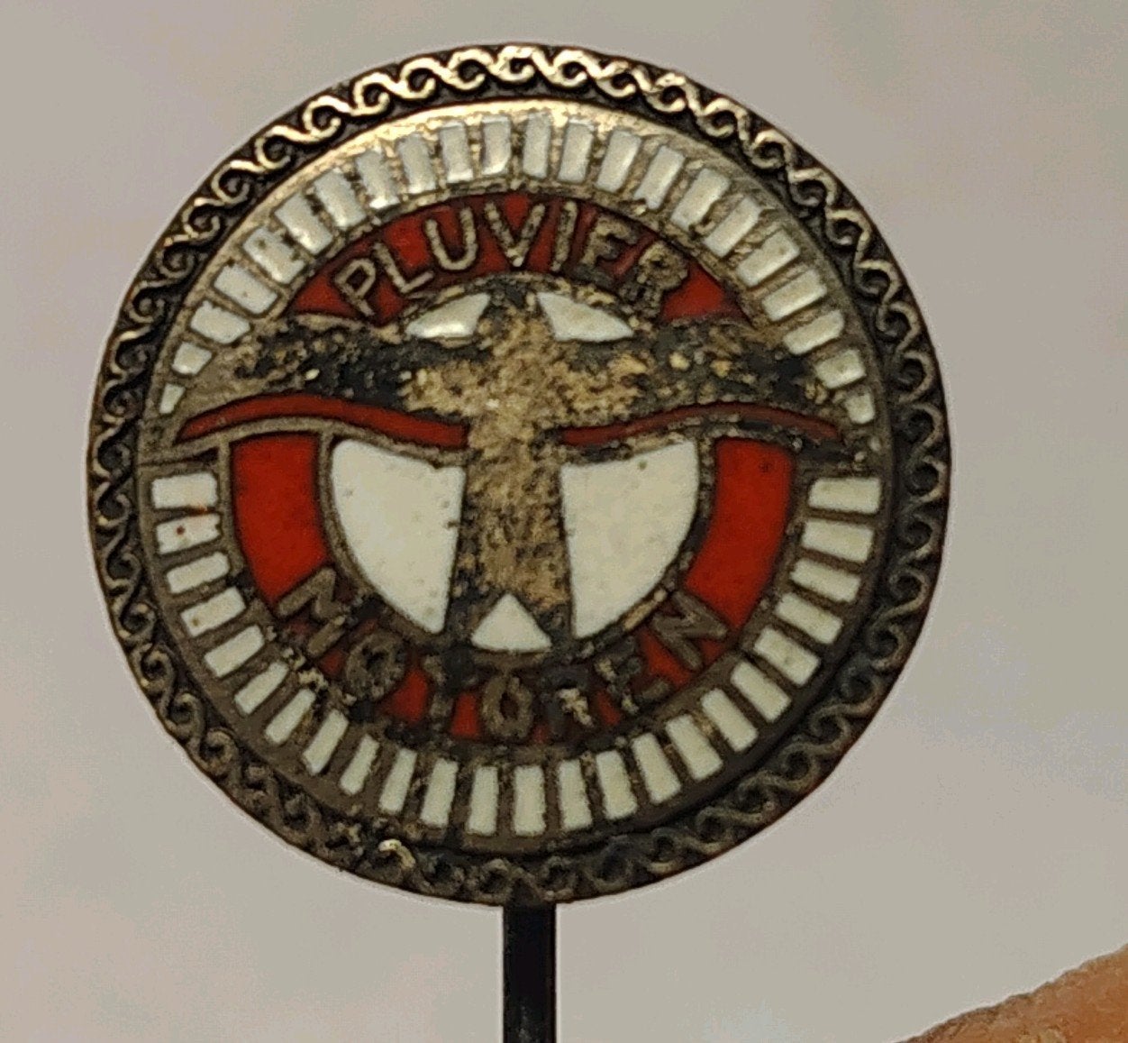 Pluvier Motoren Emaille Speldje Steekspeld, Verzamelen, Speldjes, Pins en Buttons, Ophalen of Verzenden, Gebruikt, Overige onderwerpen