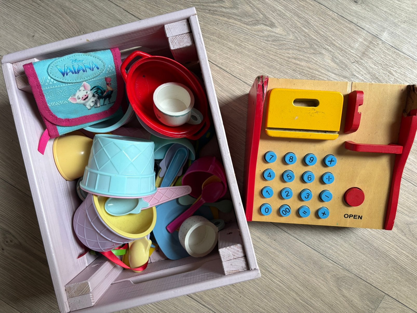 Houten speelgoed / activity cube, kassa, speelservies, Ophalen, Gebruikt